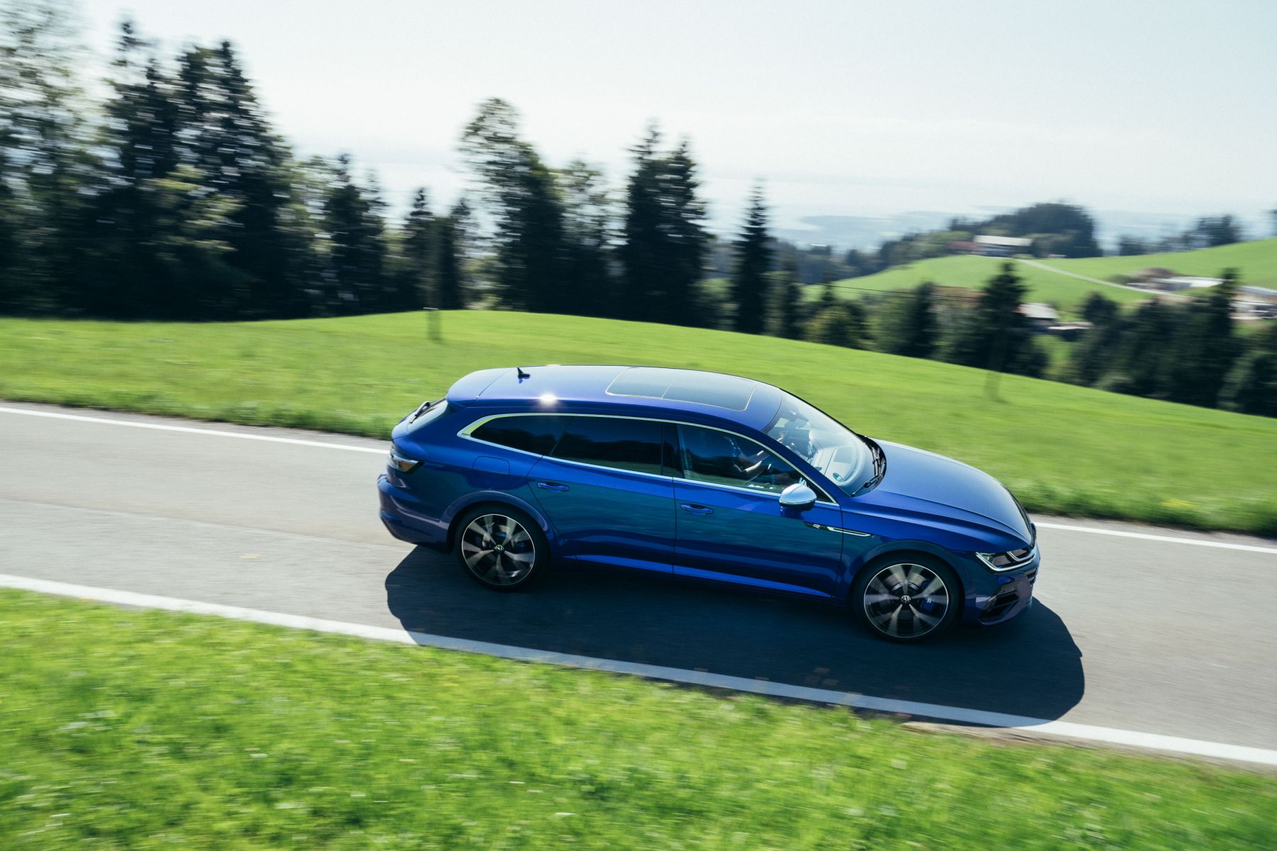 VW Arteon fährt auf einer Landstraße.