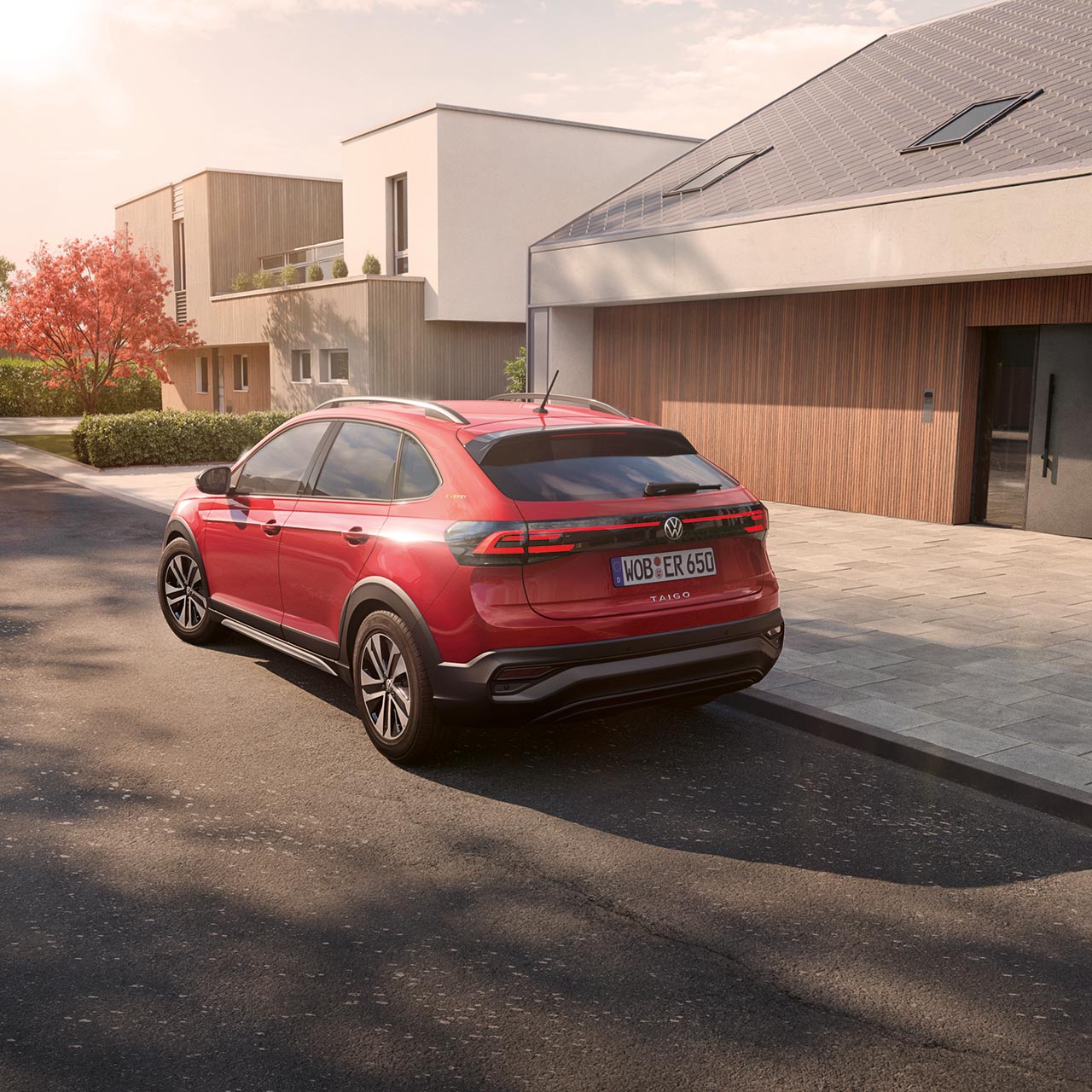 VW Taigo parkt auf einer Straße.