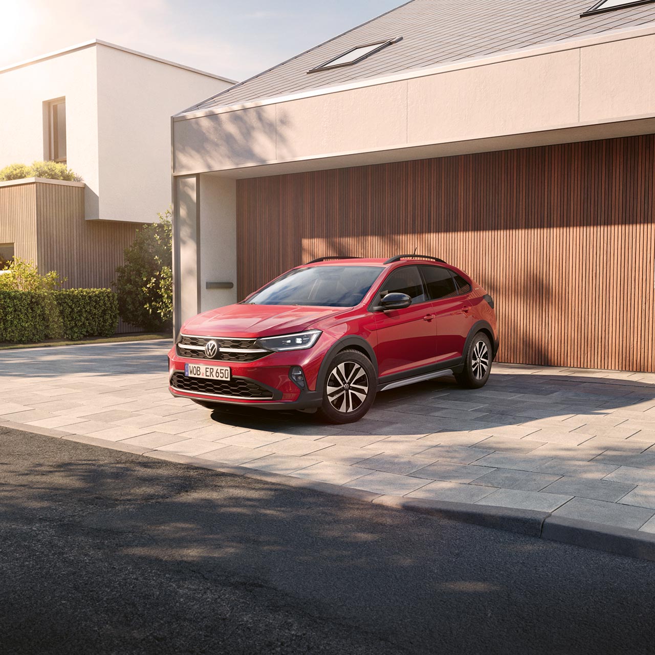 VW Taigo parkt vor einer Garage.