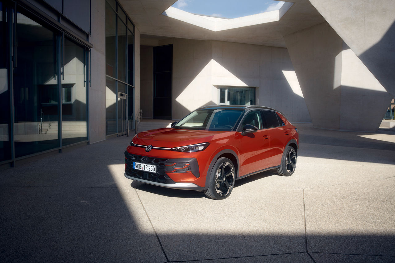 T-Roc parkt vor einem Wohnhaus.