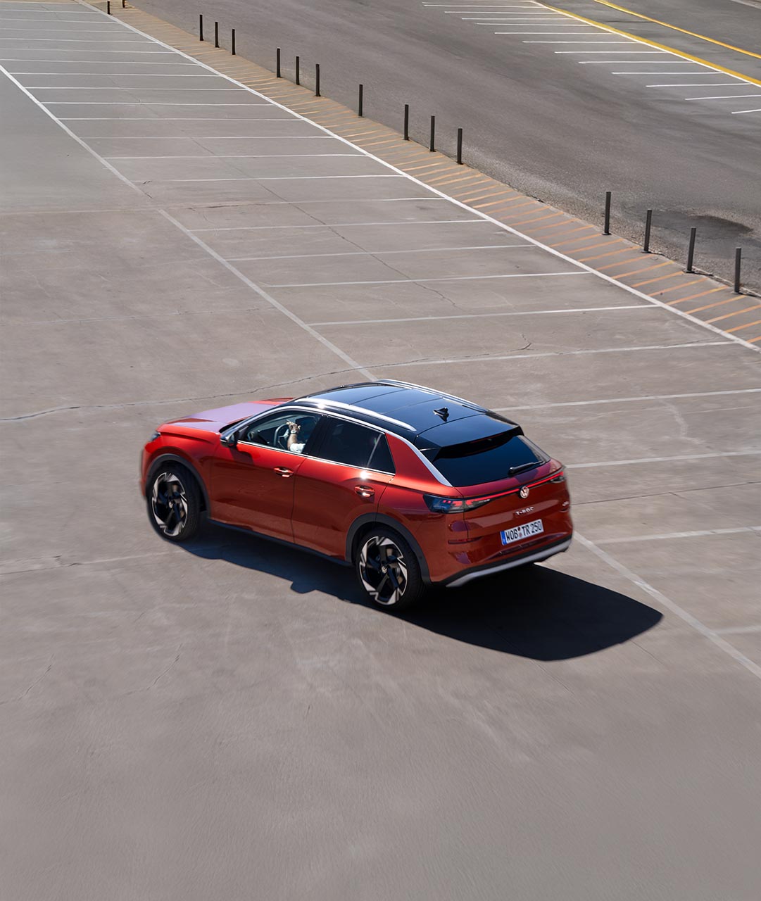 T-Roc parkt auf einem Parkplatz Heckansicht.