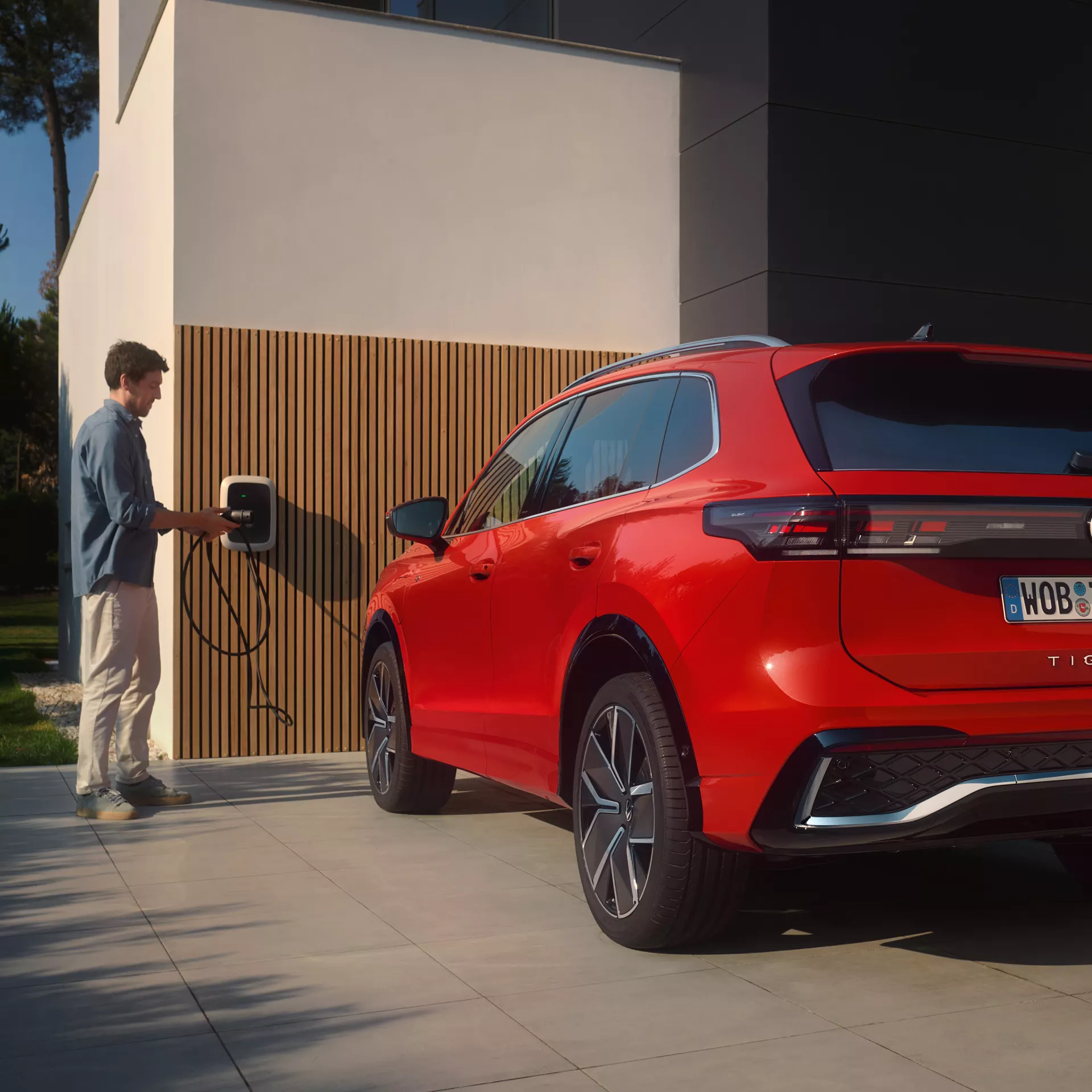 Angebote 11 TN2421 tiguan exterior PHEV charging situation rear shot of tiguan 1 1