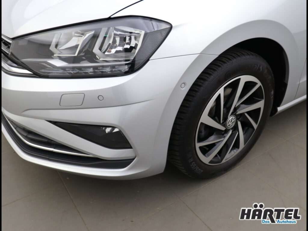 VOLKSWAGEN Golf Exposé-Bild 4