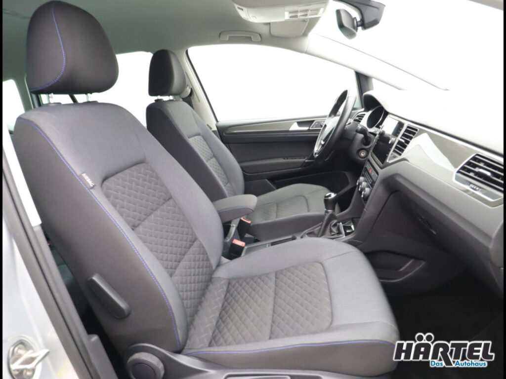 VOLKSWAGEN Golf Exposé-Bild 6