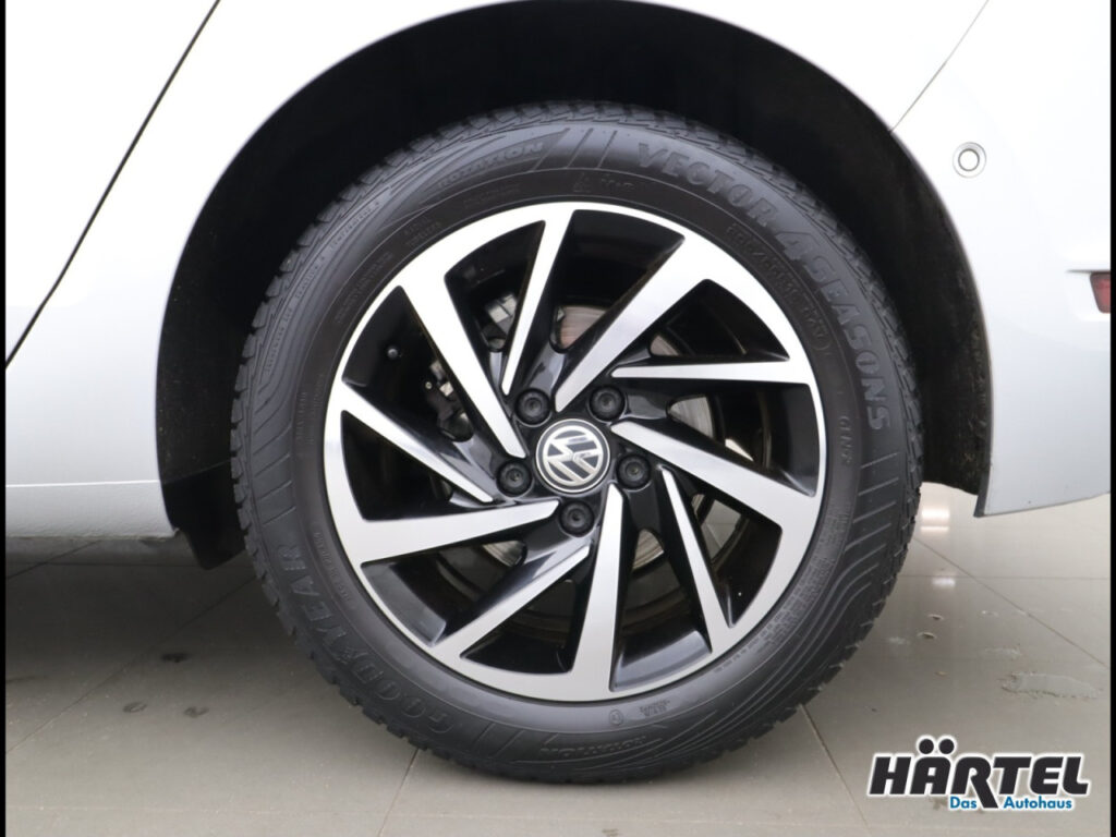 VOLKSWAGEN Golf Exposé-Bild 17