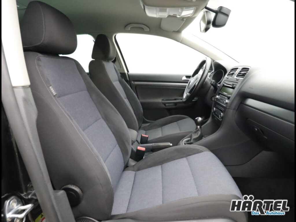 VOLKSWAGEN Golf Exposé-Bild 6