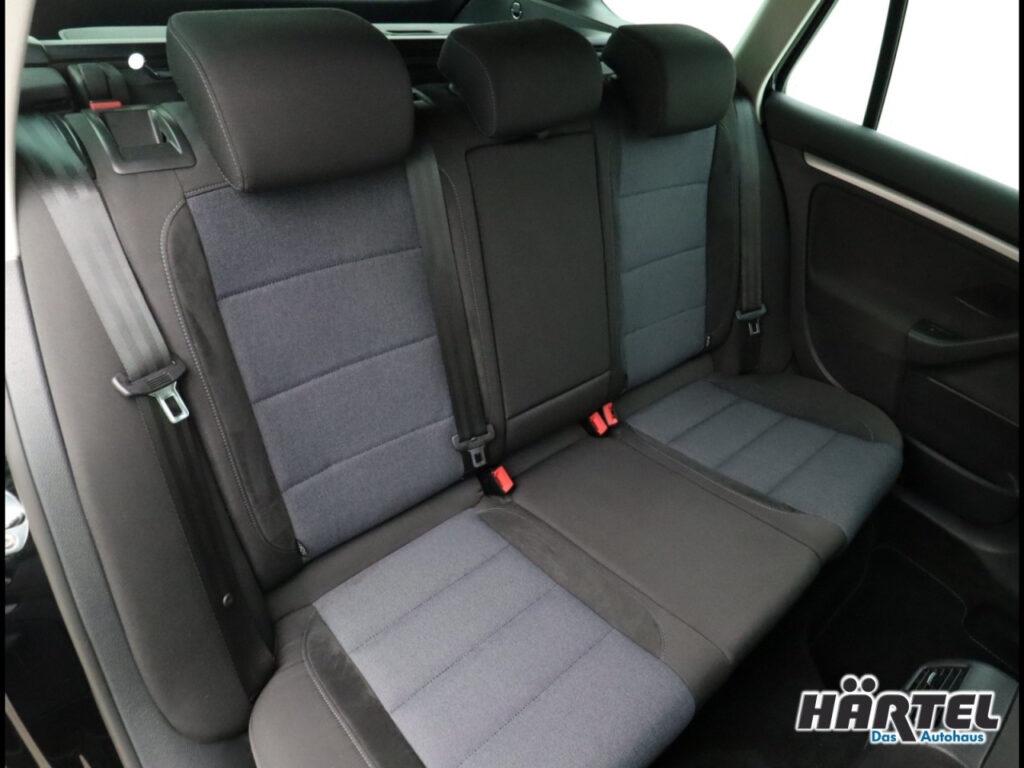 VOLKSWAGEN Golf Exposé-Bild 8