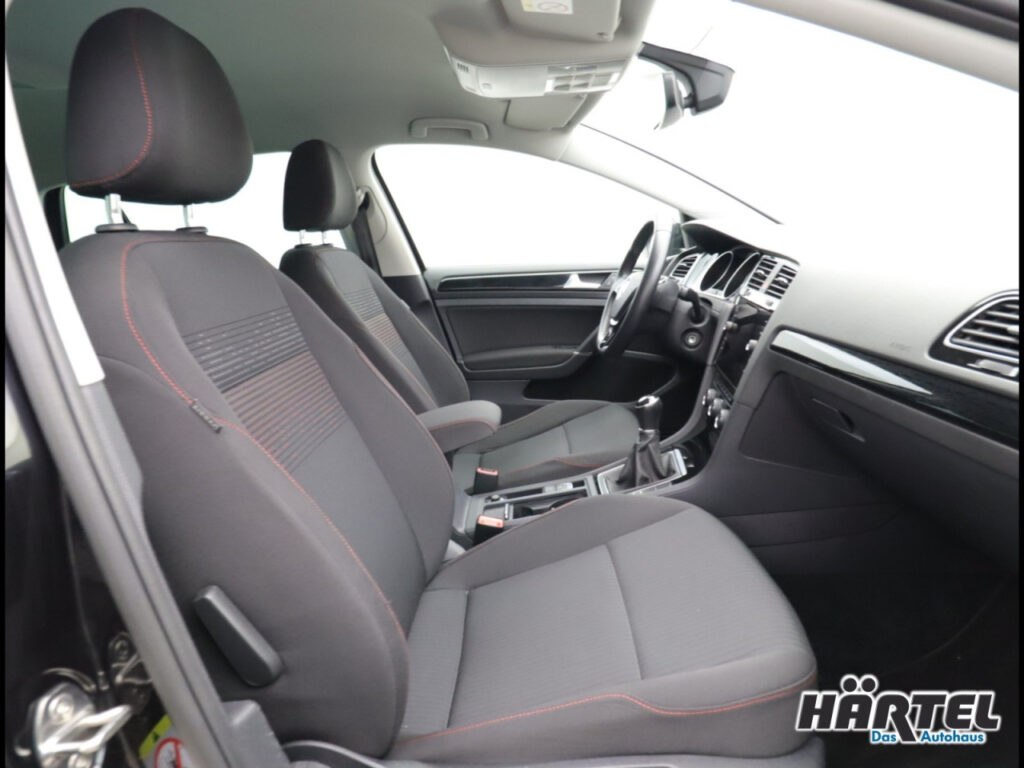 VOLKSWAGEN Golf Exposé-Bild 6