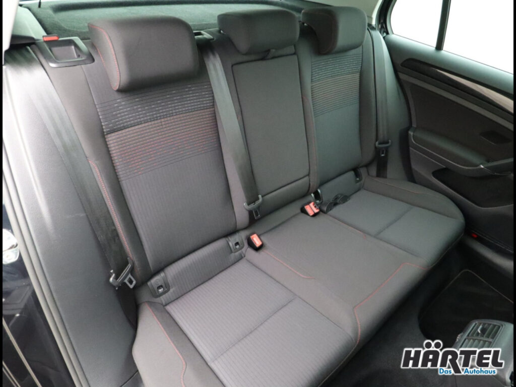 VOLKSWAGEN Golf Exposé-Bild 8