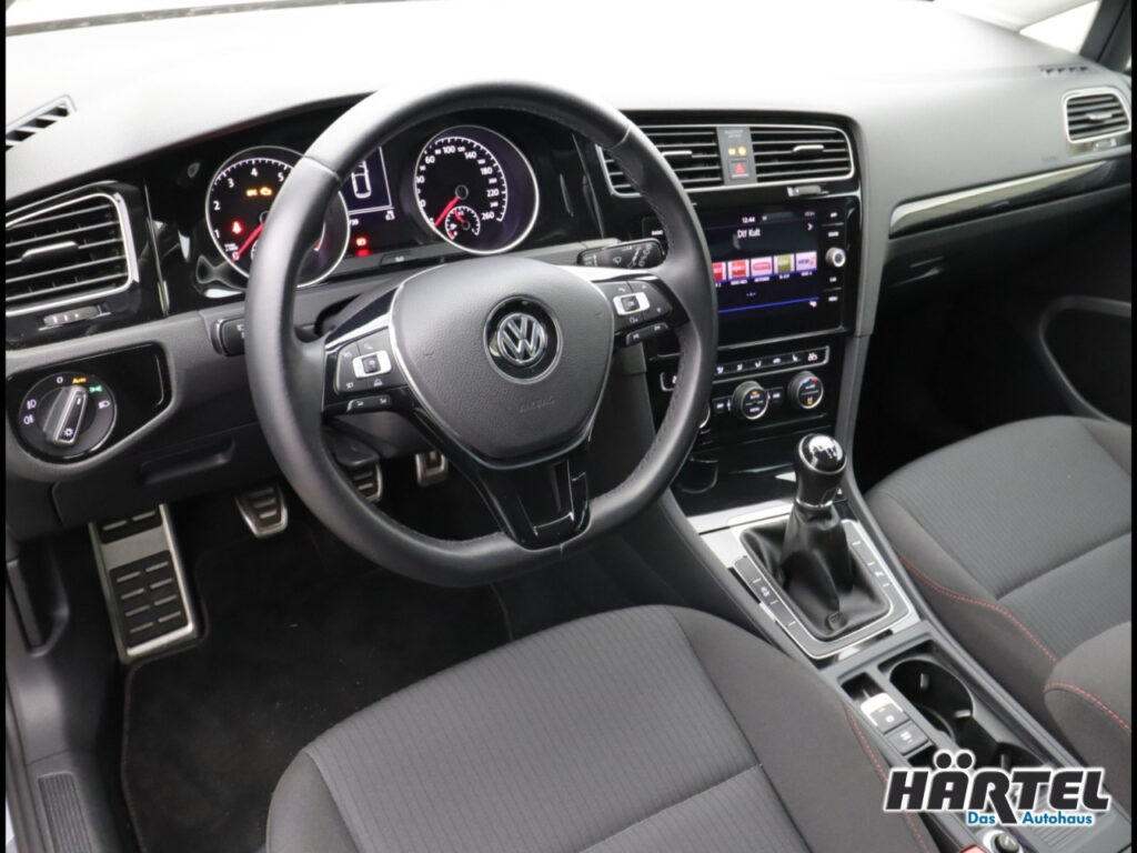 VOLKSWAGEN Golf Exposé-Bild 9