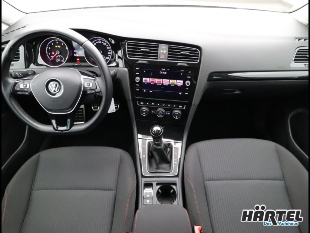 VOLKSWAGEN Golf Exposé-Bild 11