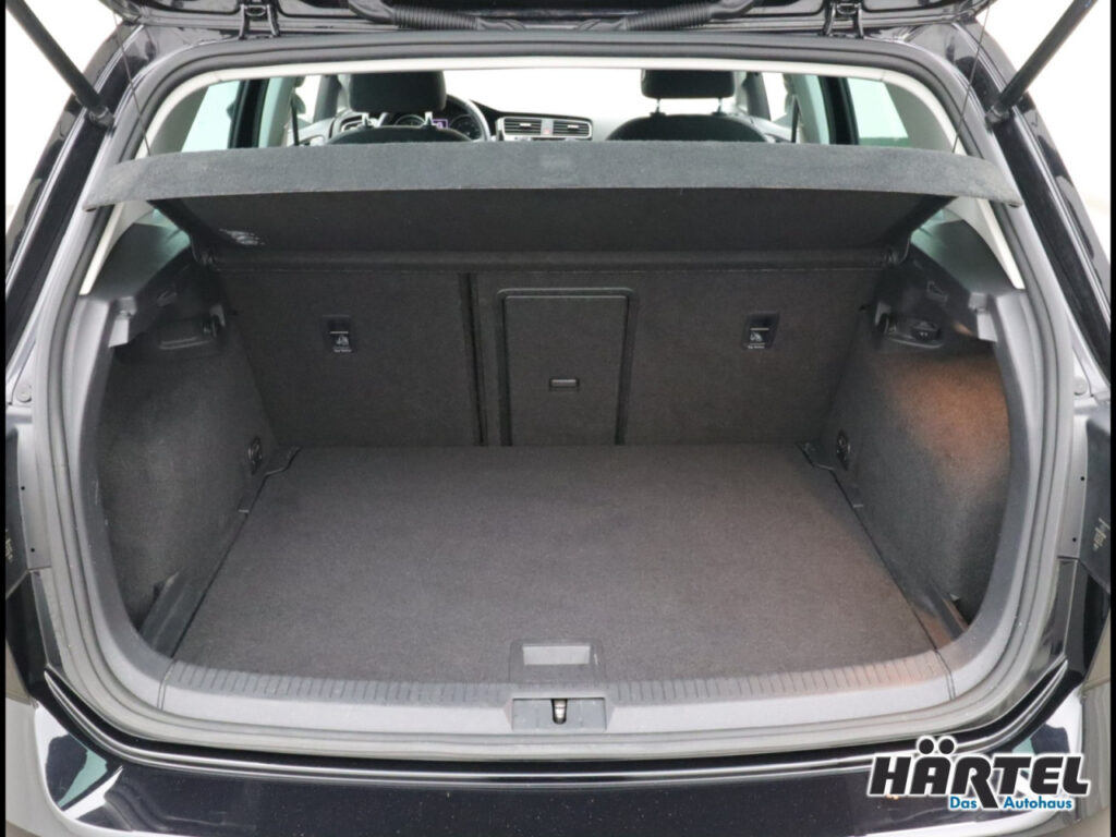 VOLKSWAGEN Golf Exposé-Bild 13