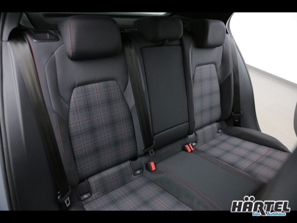 VOLKSWAGEN Golf Exposé-Bild 8